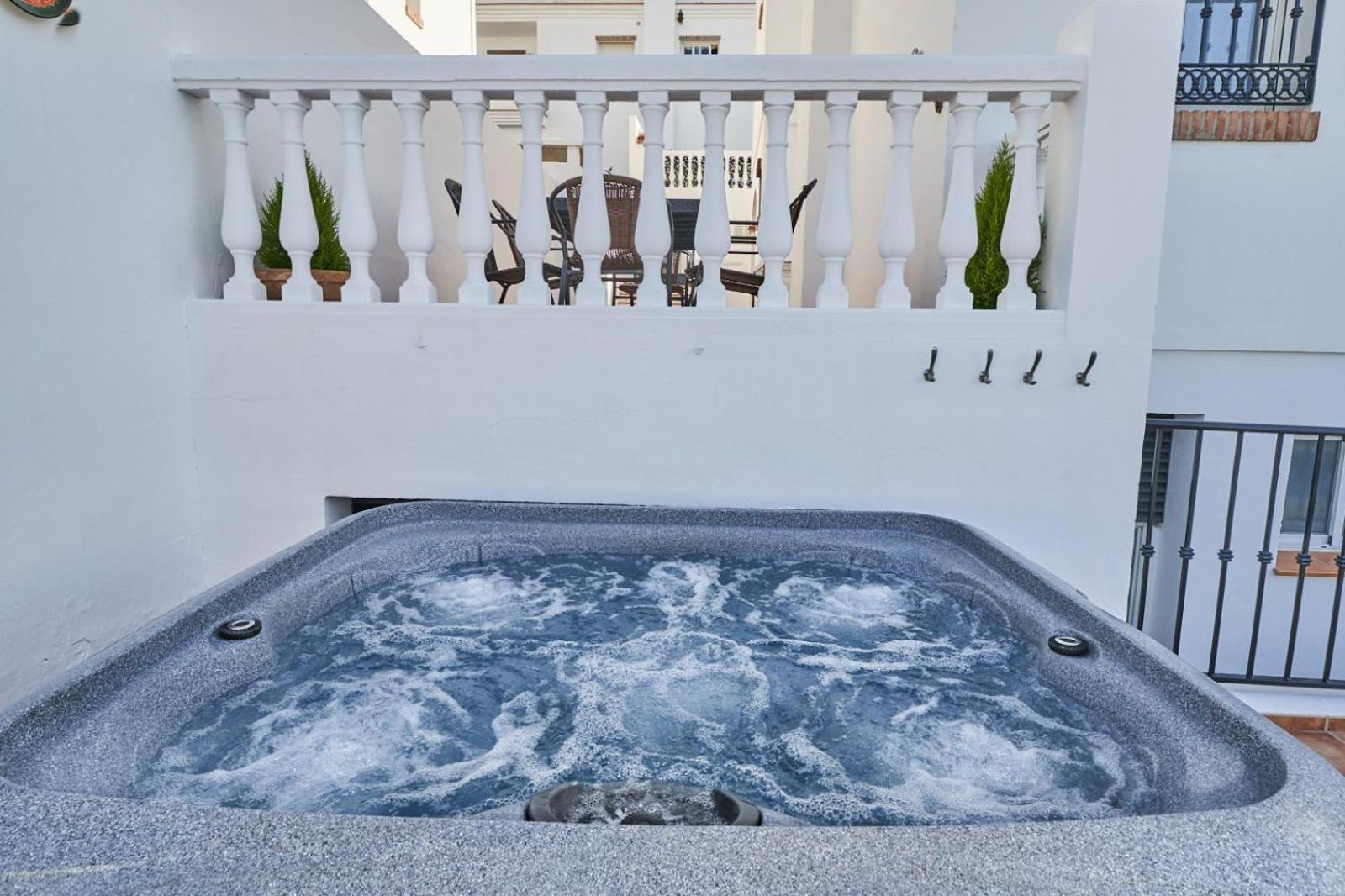 Villa Pura - Private Jacuzzi & Heated Pool Nerja Bagian luar foto